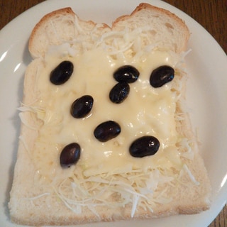 キャベツと黒豆のチーズパン